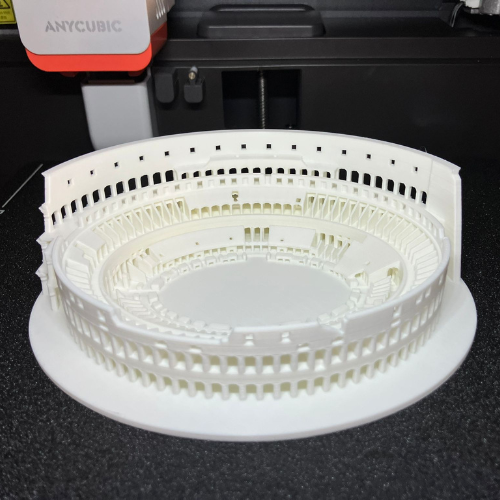 :contentReference[oaicite:1]{index=1} met gedetailleerde 3D-print, voorbeeld van reproduceerbaar PLA-printen in een onderwijs