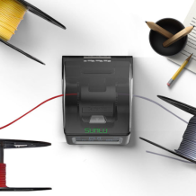 SUNLU Filament Connector FC01 in gebruik op een werkblad, twee filamentspoelen worden verbonden met de connector