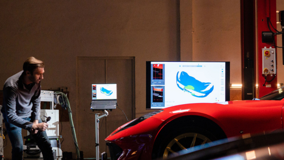 De Revopoint RANGE 3D-scanner voor grote objecten in gebruik bij het 3D-scannen van een auto onderdeel